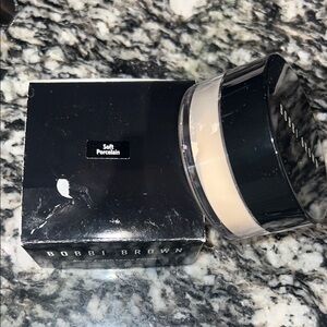 Bobbi Brown Soft Porcelain-setting Powder